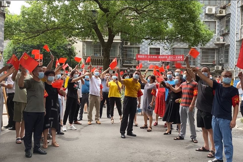 视频｜杨家湾公安小区“解封” 居民们唱起《我和我的祖国》