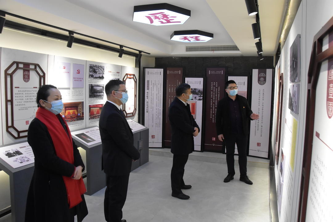 段伟长率全体区委常委开展廉政教育