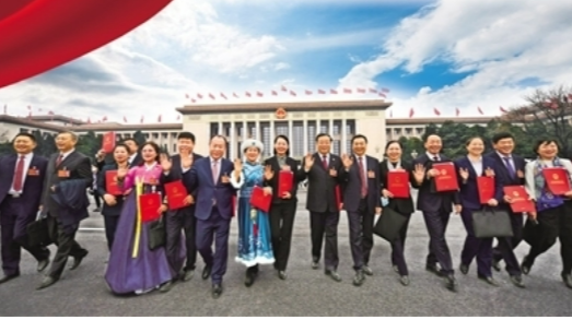 把握历史主动 争取更大荣光