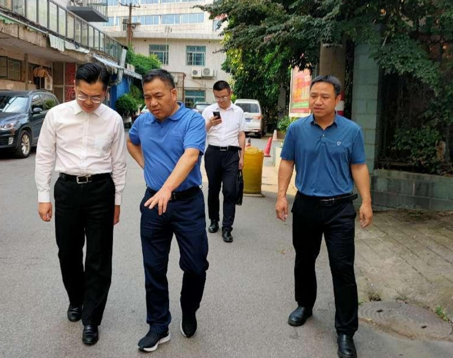 区委书记段伟长“四不两直”督导 文明城市创建工作