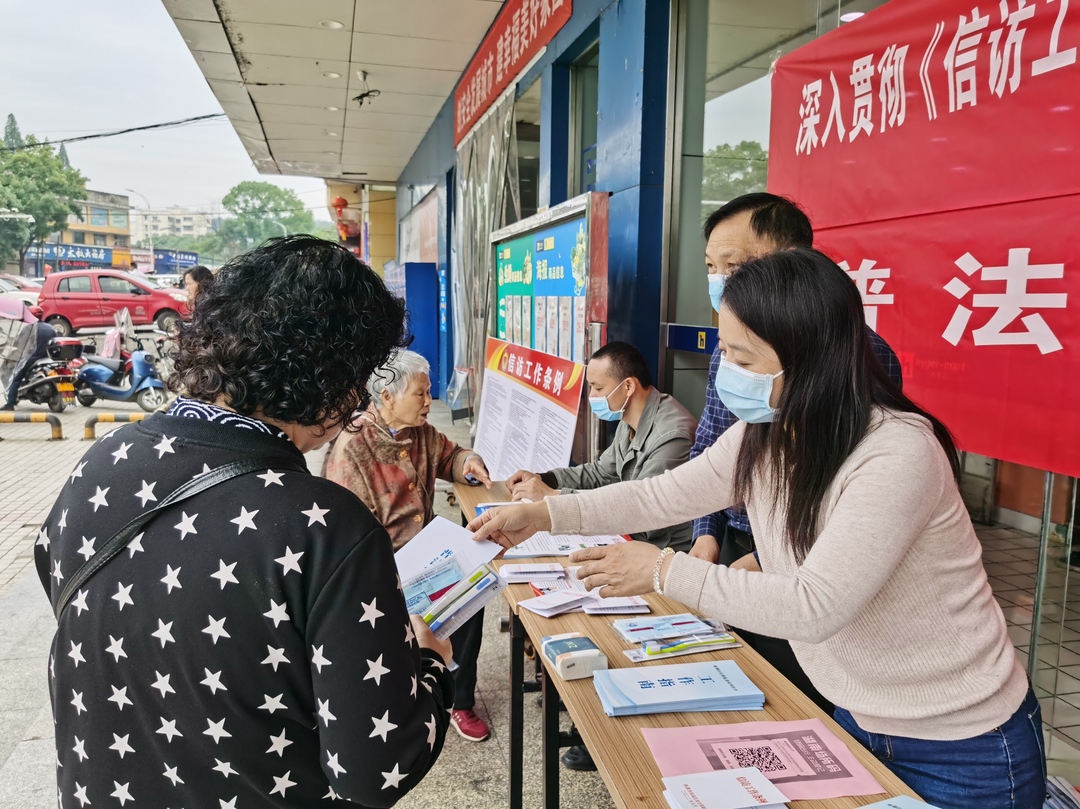 区纪委监委开展纪检监察信访举报宣传活动