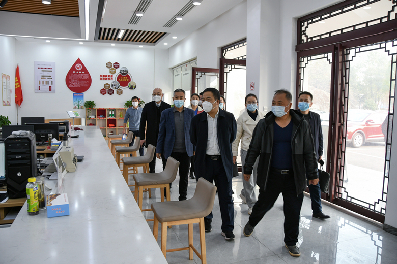 段伟长到长城乡卫星村督导爱国卫生运动有关工作