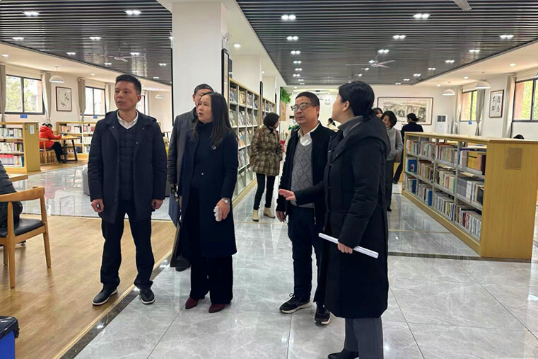 省评估组对雨湖区图书馆进行实地评估