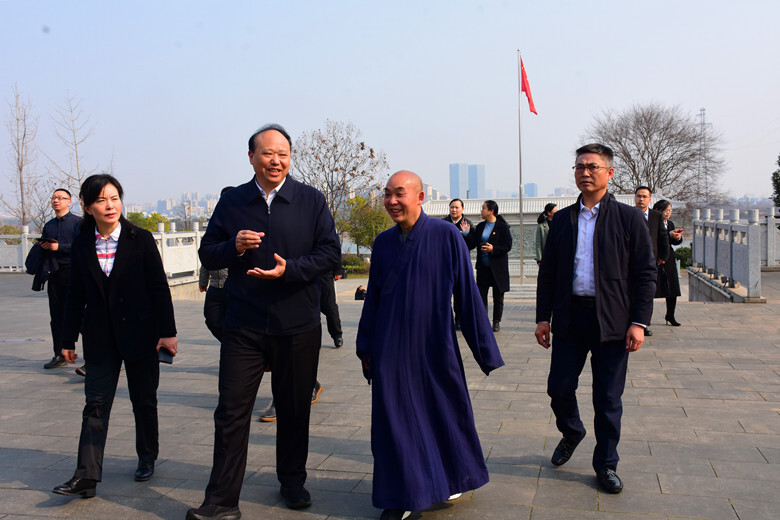 省人大民侨外委一行赴雨湖区调研