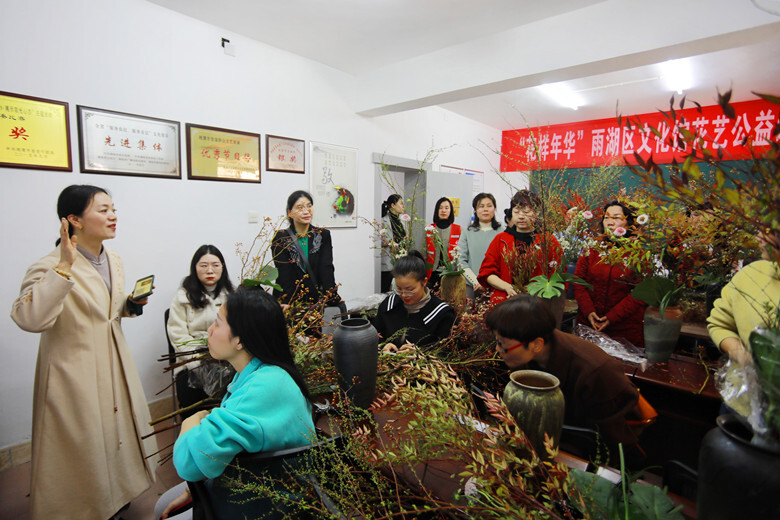 视频丨情暖春日，区文化馆举办插花园艺课