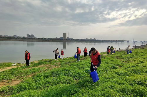 雨湖路街道团委组织开展“保护母亲河、争当河小青”志愿服务活动