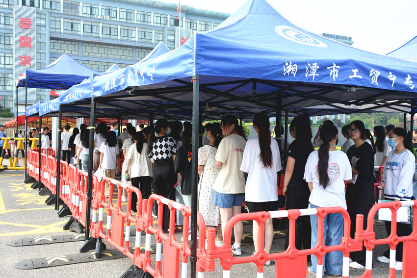 现场直击！高考首日，一起为考生加油！