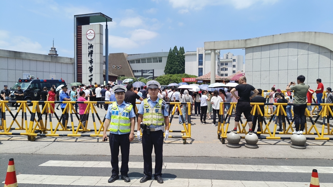 护航高考 雨湖交警与你同行