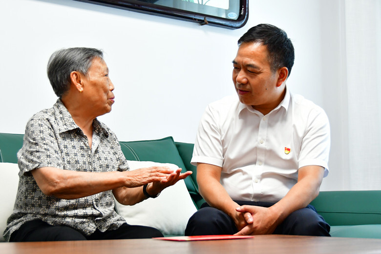 段伟长“七一”建党节前夕看望慰问老党员