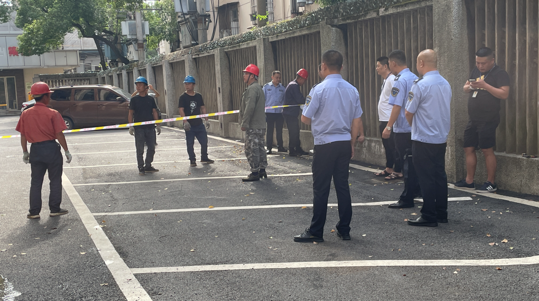 区水利局联合市执法支队对违法开采地下水酒店进行查封