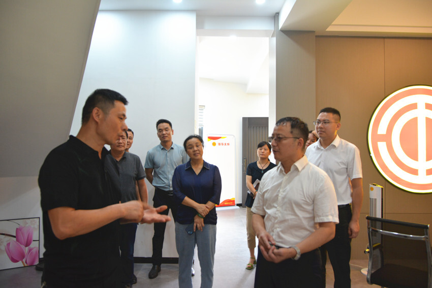 柳军辉带队开展“走找想促”活动暨“三送三解三优”行动