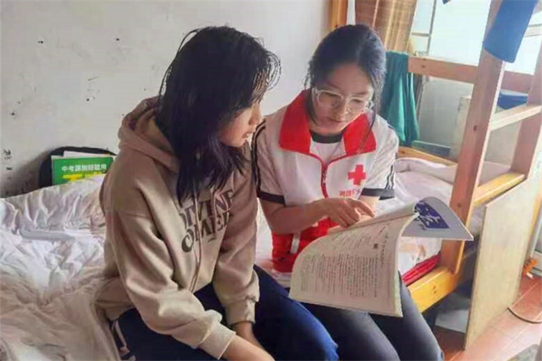 市红十字志愿者协会双节假期为贫困学子送温暖