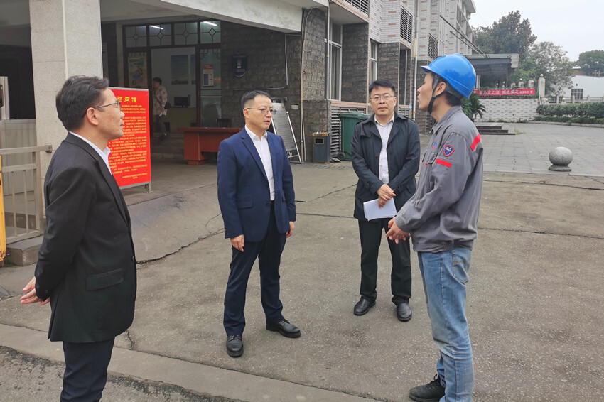 柳军辉带队开展“走找想促”活动暨“三送三解三优”行动