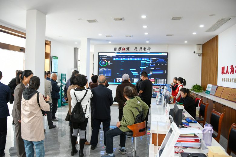 雨湖区开展离退休干部庆重阳暨乡村振兴参观考察活动