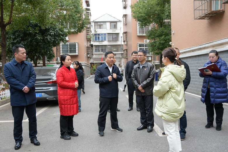 段伟长调研辖区无物业小区自治管理工作
