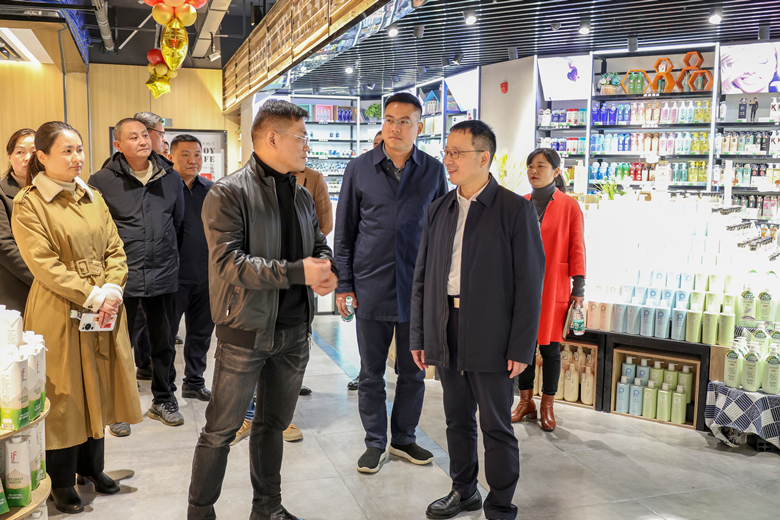 柳军辉走访调研辖区部分商贸企业