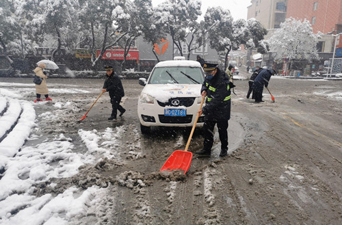 昭潭街道全员行动，凝心聚力除雪保畅