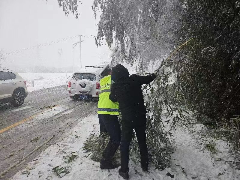 组图丨暴雪中，雨湖区各部门逆风而行，全力保障道路交通通畅