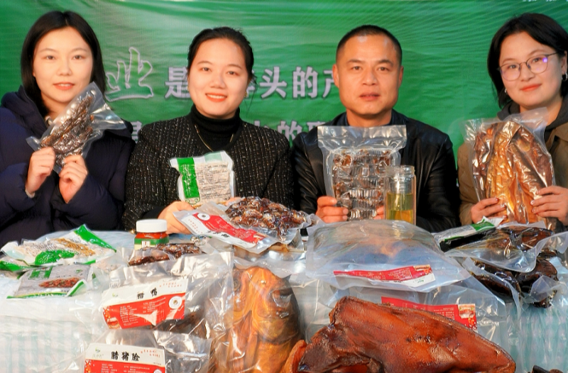 【乡村振兴】鹤岭镇凤凰村：“小屏幕”打开“大市场” 村书记直播带货，助力乡村振兴