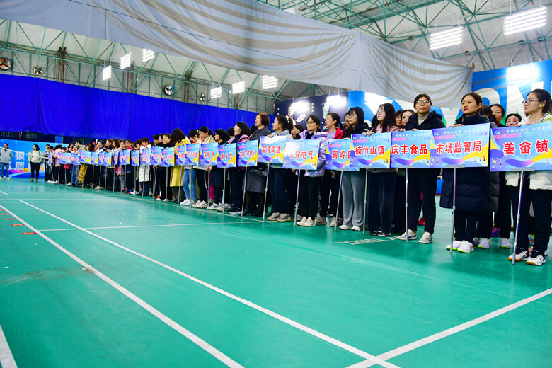雨湖区庆“三八”羽毛球团体赛闭幕 区教育局摘得桂冠