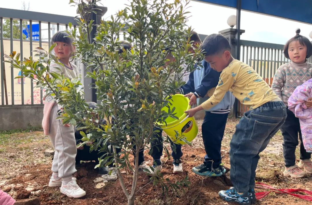 护潭学校开展“我有一棵树 我有一个梦” 植树节劳动实践活动