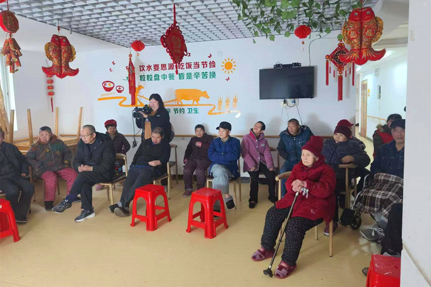 雨湖区：纸影戏进敬老院 情暖夕阳红