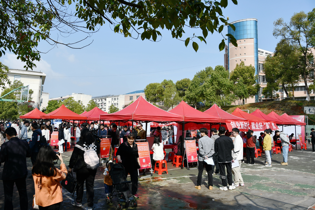 2024年雨湖区·湘江新区“职”引未来——大中城市联合招聘高校毕业生春季专场活动举行