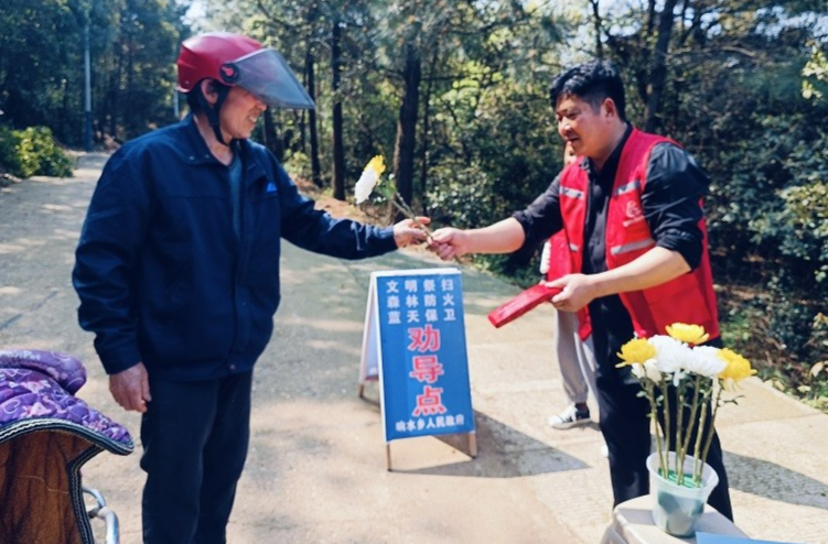 响水乡：鲜花换鞭炮，倡导文明祭祀