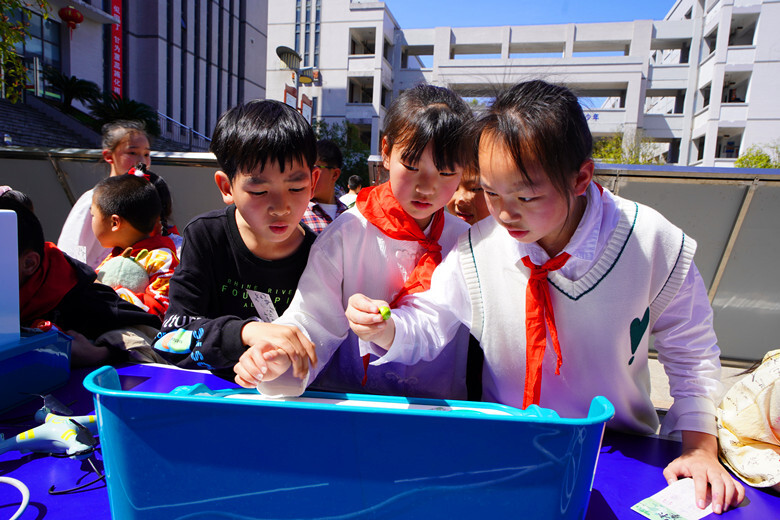 走，去看看风车坪建元学校红领巾“小创客”如何玩转校园科技节