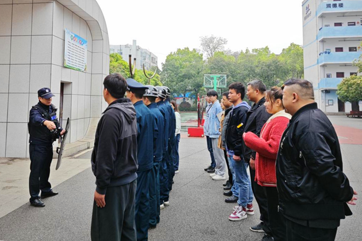 反恐演练进校园 筑牢安全防线 熙春路逸夫小学开展反恐培训