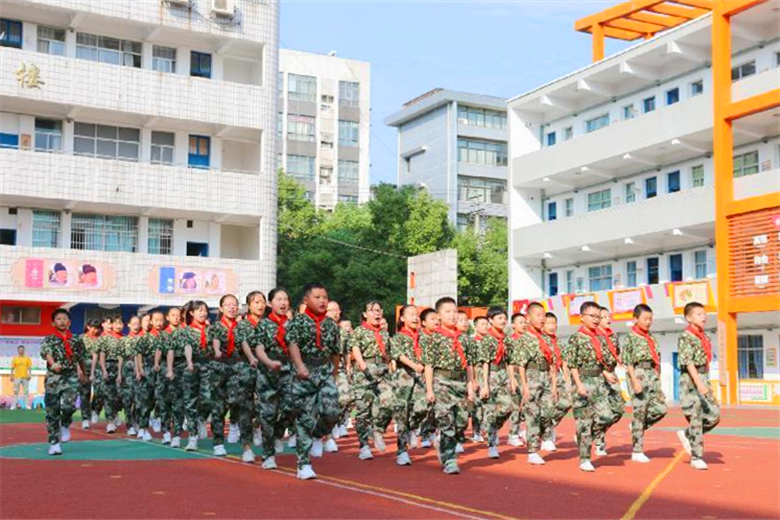 “国防绿”融入美丽童年 风车坪学校荣获全国国防教育示范学校荣誉