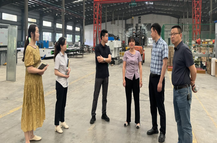 楠竹山镇：宣传服务进企业 社保政策送上门