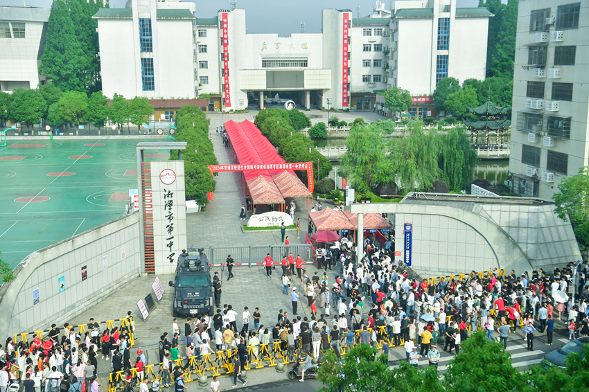 高考开考！在湘潭市一中，直击高考第一现场