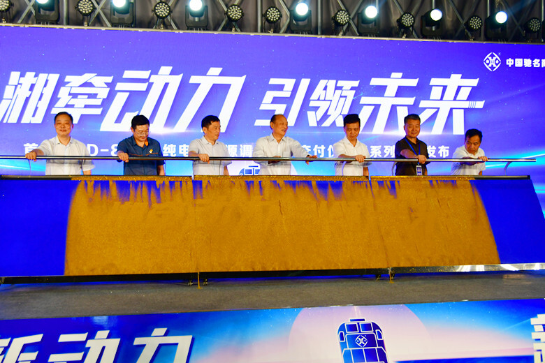 首台QCD-800型纯电动新能源调车机车在潭下线