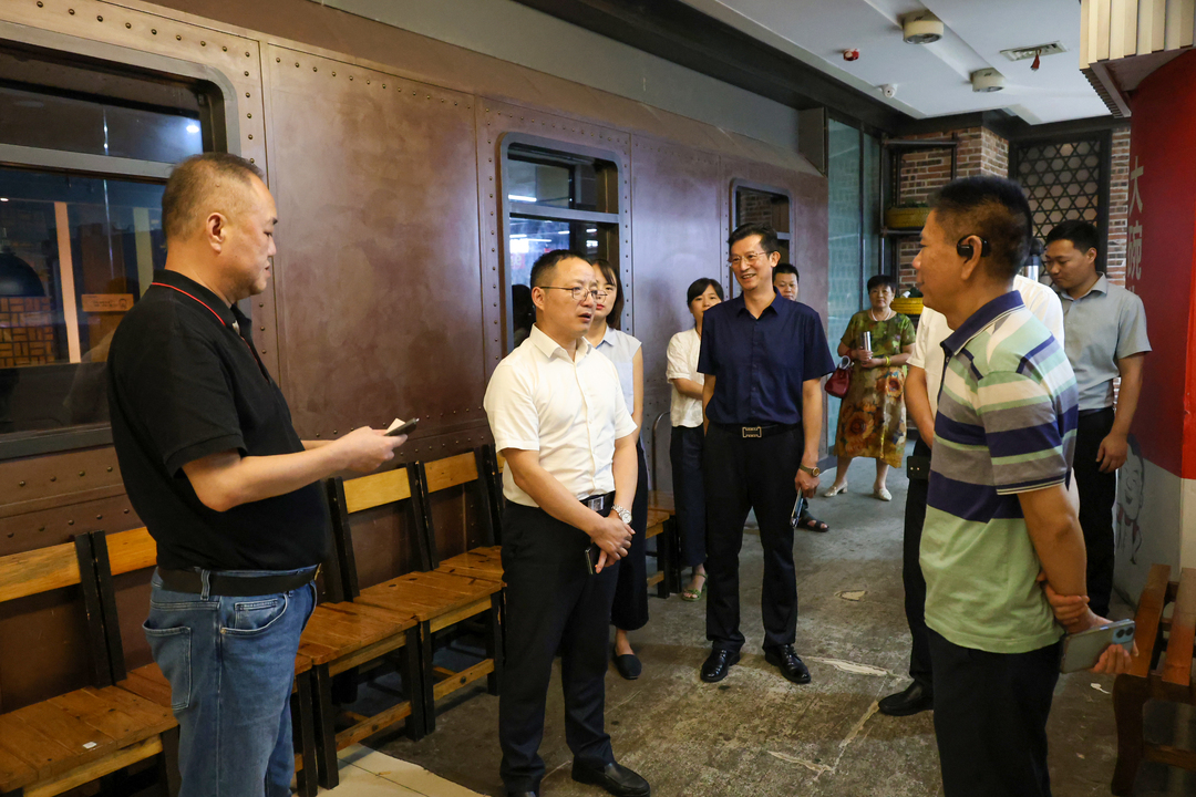 柳军辉带队走访传统商圈企业