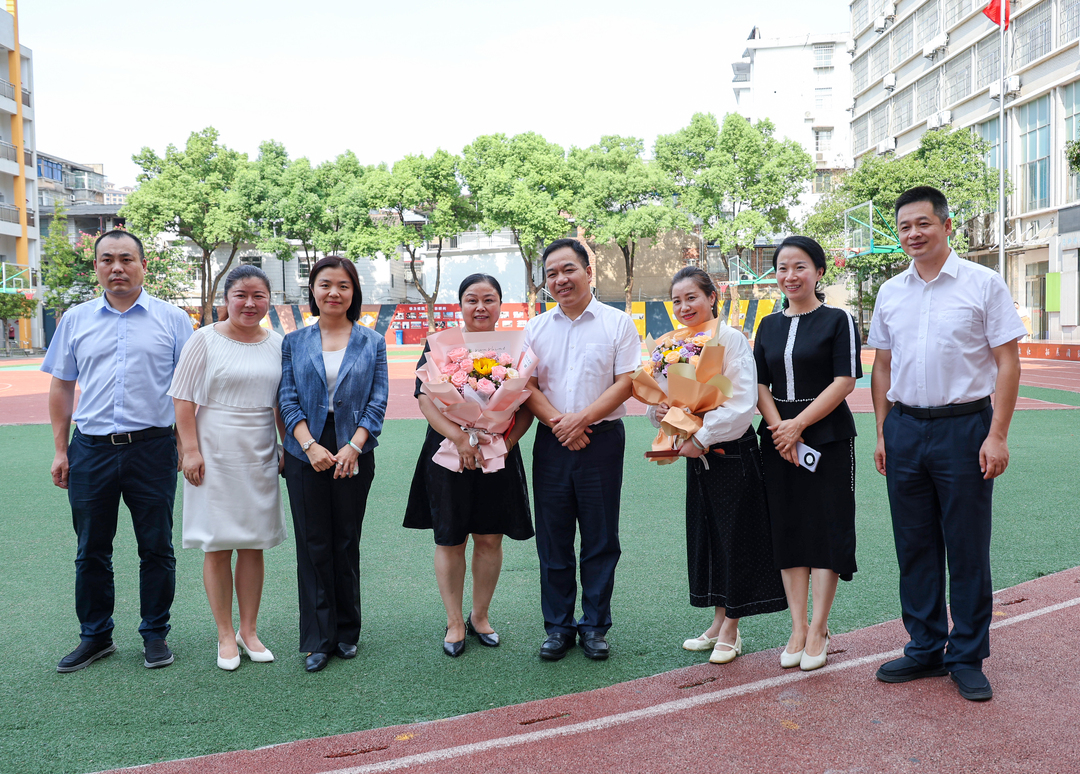 教师节当天，段伟长走访慰问教师代表