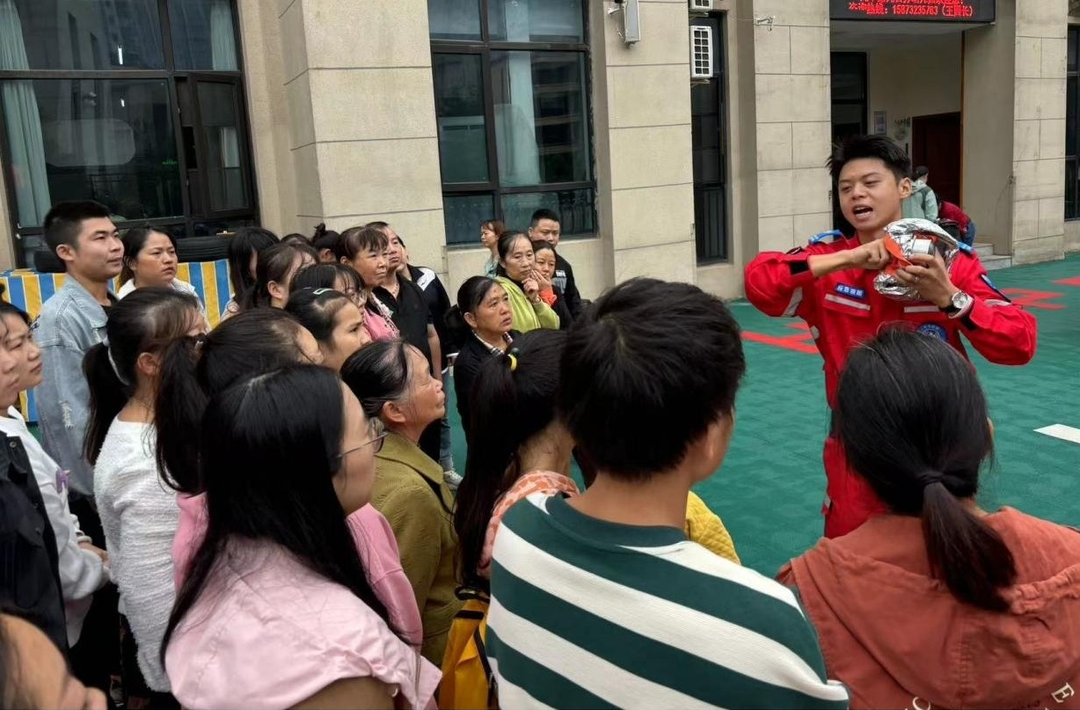 民乐社区：开展“人人讲安全 个个会应急”亲子消防演练活动