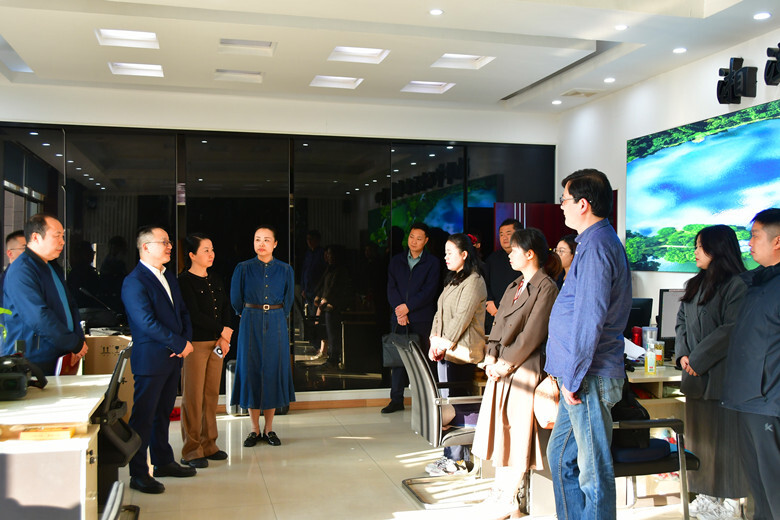 第25个中国记者节 柳军辉带队慰问雨湖新闻工作者