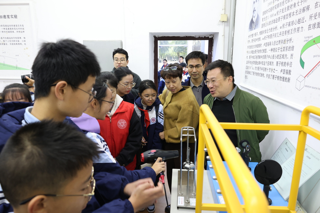 雨湖区举行“走进大学 探索科学”公益科普考察活动