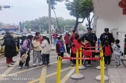 楠竹山镇开展校园周边环境整治行动