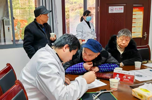 【我为群众办实事】许家铺社区：党建引领护健康 义诊服务促民生