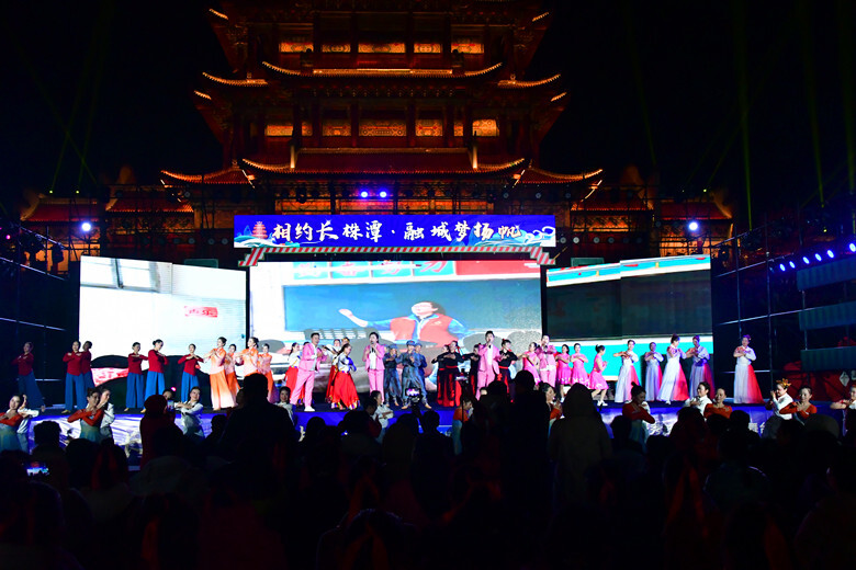 寒夜万楼灯火旺  三市舞者竞风流