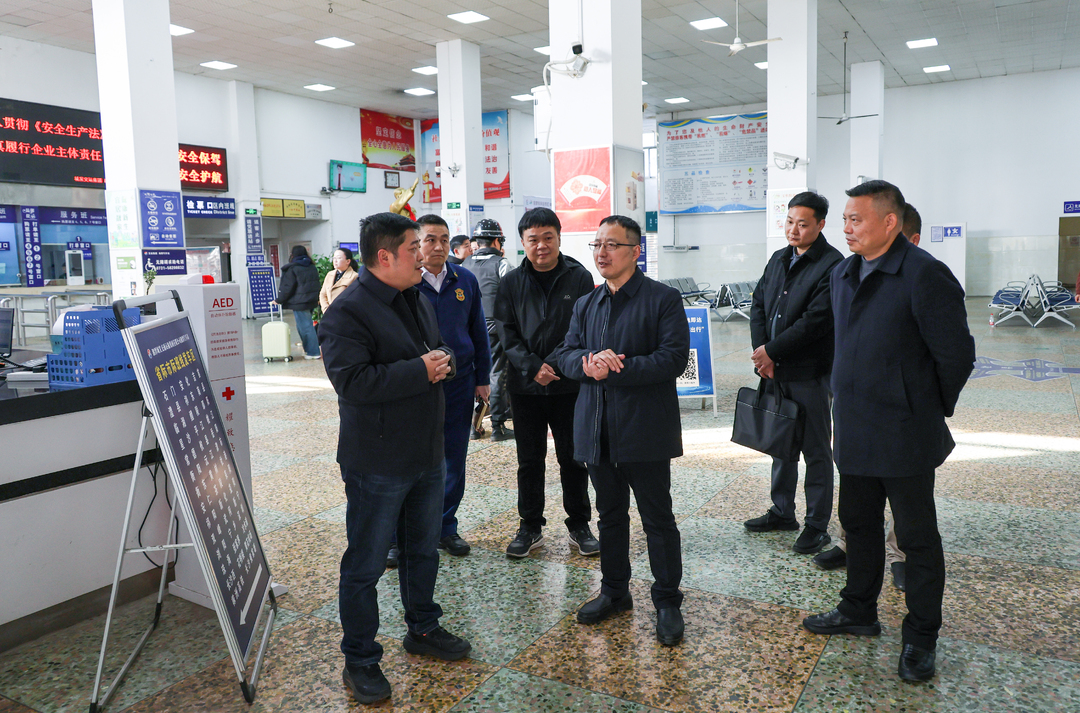 柳军辉带队走访辖区商贸企业并督导节前安全生产和市场保供工作
