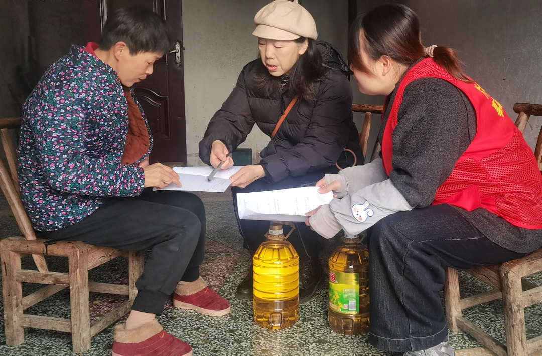 雨湖区人民检察院：新春走访送关怀，暖心慰问传真情