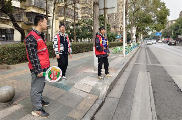 建设社区全力推进交通劝导与安全保障工作