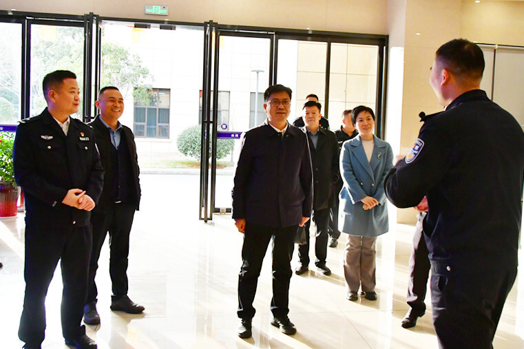陈小平到政法系统调研并召开座谈会