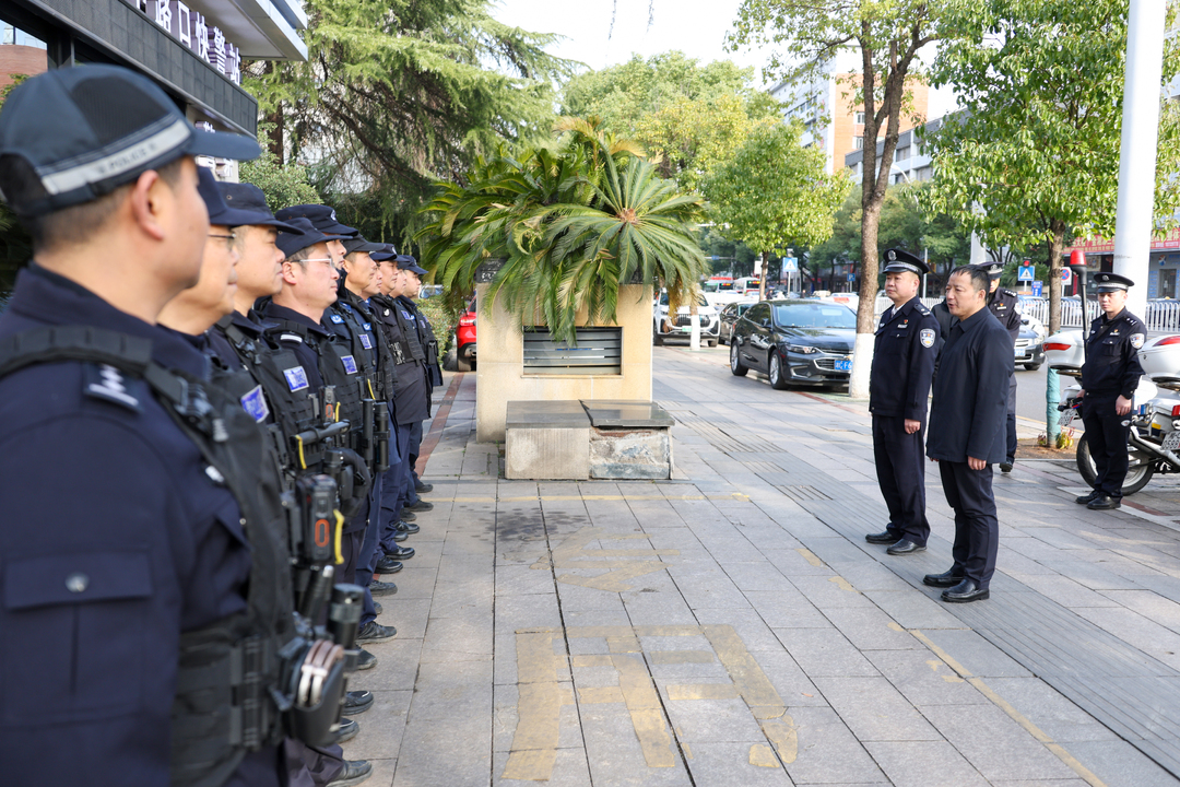 春节前夕，柳军辉走访慰问一线民辅警、交警