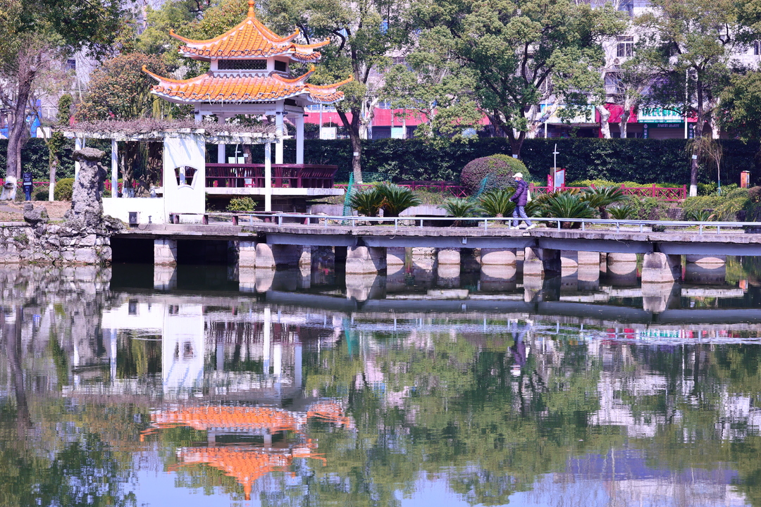 湘潭雨湖公园：花红柳绿、春风拂面，一派春色满园！