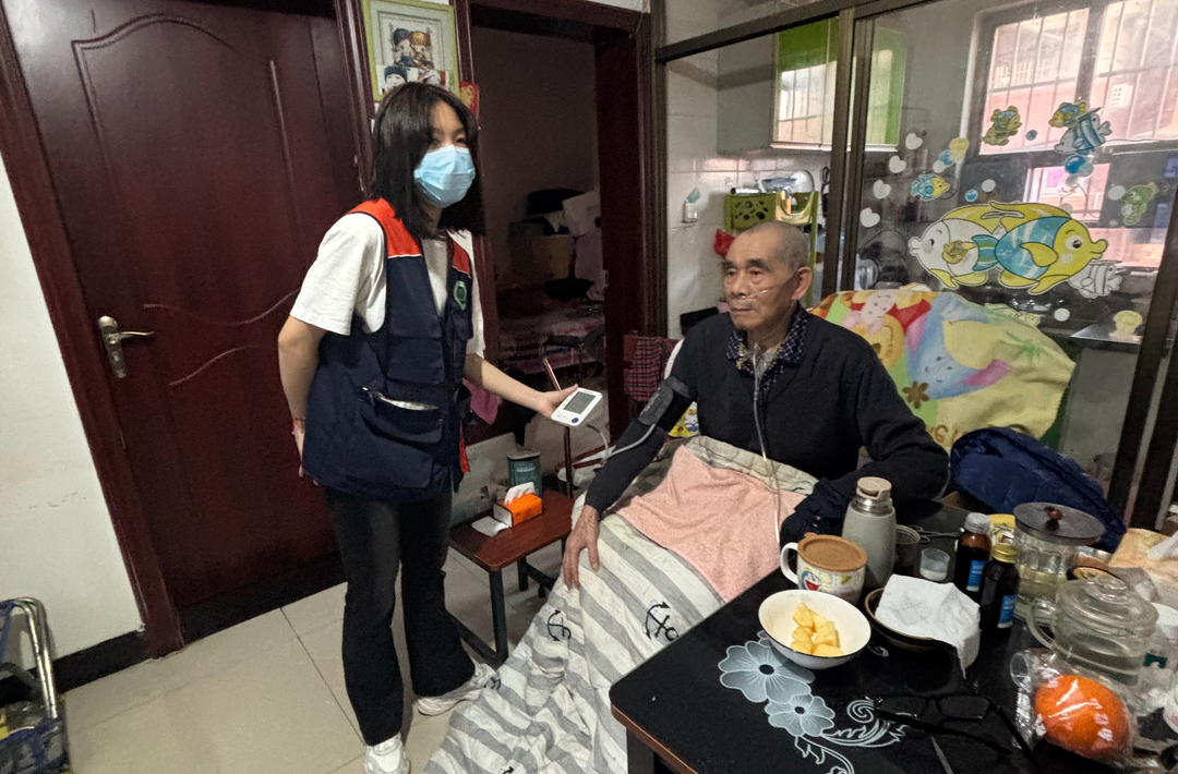 先锋街道社区卫生服务中心：晚间下户  开展慢性病患者随访工作