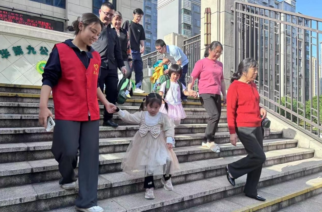 民乐社区开展站好“护学岗” 守护“成长路”